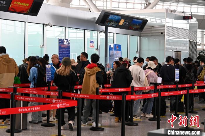 圖為“五一”期間，拉薩貢嘎機場旅客密集出行。　扎西頓珠 攝