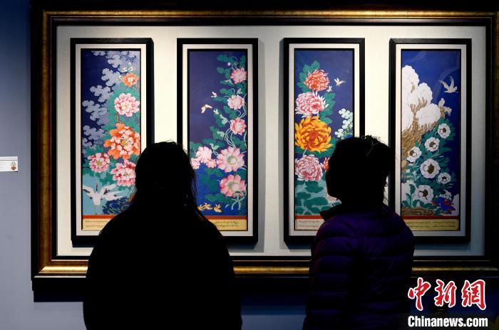 圖為5月16日，觀眾正在欣賞展覽中的新創(chuàng)唐卡作品?！±盍?攝