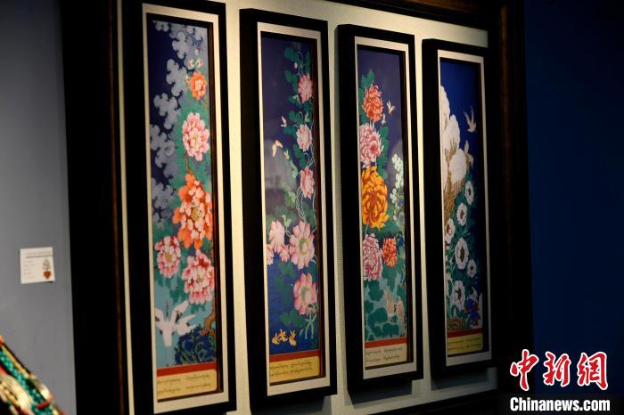 圖為5月16日，展覽中新創(chuàng)唐卡作品《四季花》?！±盍?攝