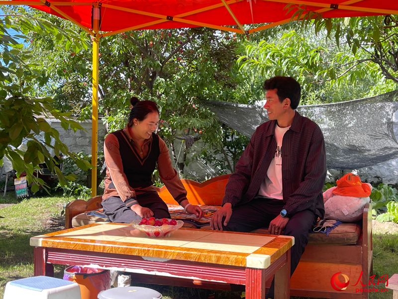 嘎拉村村民達(dá)瓦堅(jiān)參和他的妻子。人民網(wǎng) 周靜圓攝