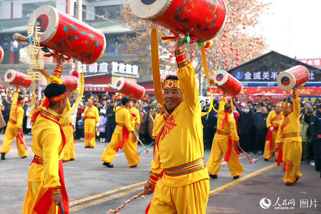 2025年1月29日，蘭州太平鼓、舞獅、軍儺、秦腔等精彩的蘭州市經(jīng)典非物質(zhì)文化遺產(chǎn)代表性項(xiàng)目在金城關(guān)黃河文化旅游街區(qū)廣場集中亮相。人民網(wǎng)記者 焦隆攝