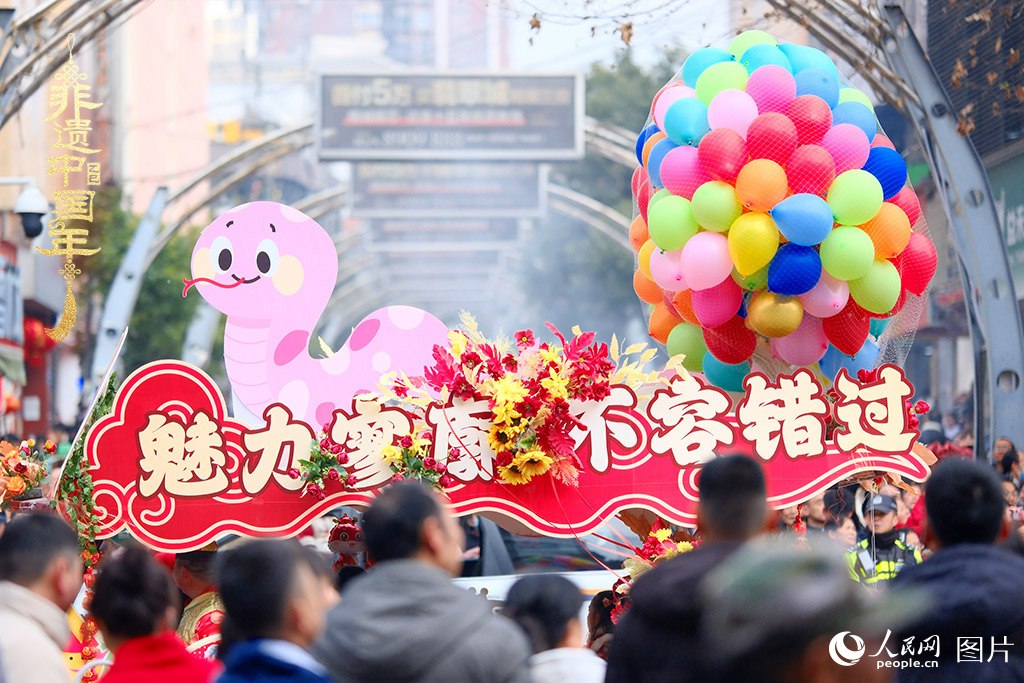 2025年1月29日，大年初一，云南省曲靖市麒麟?yún)^(qū)舉行“千人舞麒麟”活動(dòng)，耍龍舞獅過大年，現(xiàn)場人山人海，熱鬧非凡。人民網(wǎng) 莊志斌攝