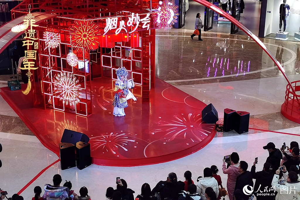 2025年1月29日，大年初一，吉林省京劇團(tuán)亮相長春“煙火妙會(huì)”，演員們用的精湛技藝，為市民呈上一場韻味悠長的視聽盛宴，一招一式盡顯京劇魅力。現(xiàn)場還進(jìn)行了京劇知識(shí)科普，讓傳統(tǒng)文化在互動(dòng)中 “活” 起來，為新春佳節(jié)增添了一抹濃厚的文化底色 。人民網(wǎng)記者 王帝元攝