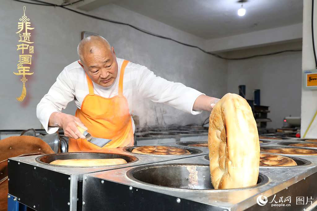 2025年1月23日，山東省臨沂市莒南縣一家傳統(tǒng)大餅作坊內(nèi)，師傅們正忙著烤制當(dāng)?shù)厝舜汗?jié)期間家家戶戶必備的、金黃誘人的莒南大餅。人民網(wǎng)記者 劉祺攝