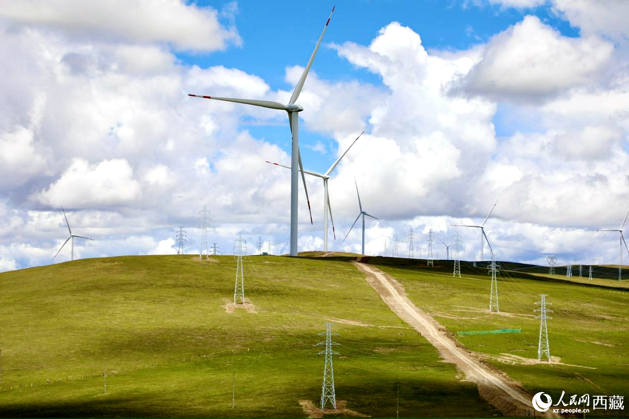 西藏那曲市色尼區(qū)的歐瑪亭嘎風(fēng)電場(chǎng)。