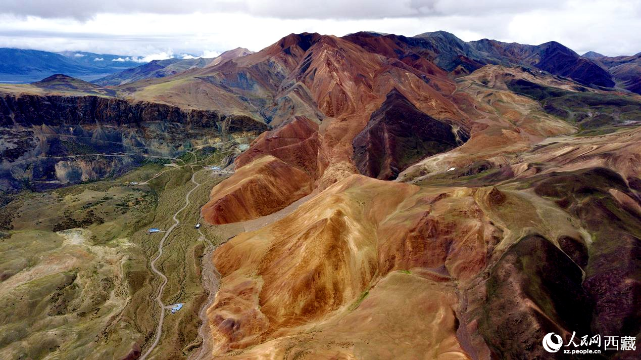 西藏阿里地區(qū)札達(dá)縣境內(nèi)的山丘，因大地礦石的緣故而變得色彩豐富，當(dāng)?shù)厝朔Q之為“五彩山”。
