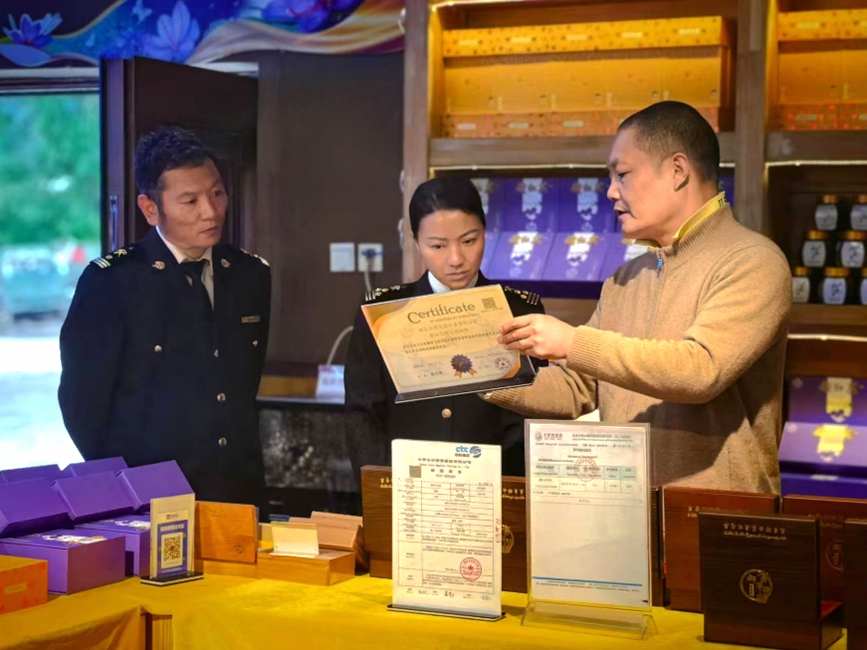 拉薩海關(guān)所屬林芝海關(guān)關(guān)員在藏紅花出口種植基地調(diào)研。拉薩海關(guān)供圖