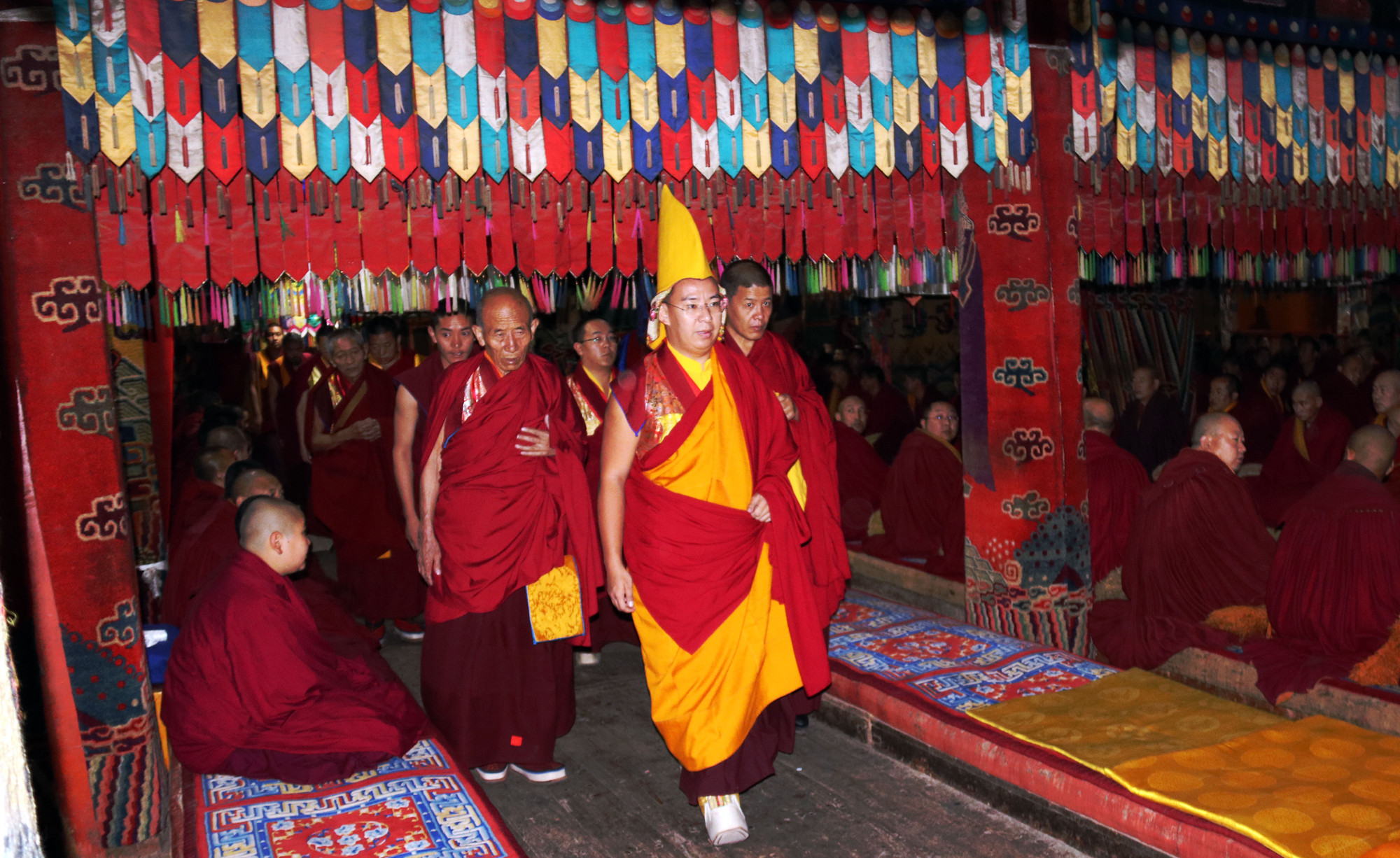 班禪大師步入塔爾寺大經(jīng)堂。攝影：袁星宇.jpg