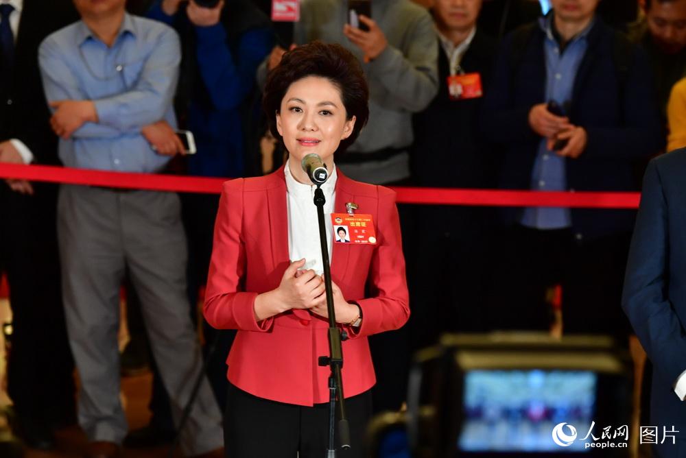 全國政協(xié)委員、中央廣播電視總臺(tái)央視新聞主播海霞接受記者采訪。