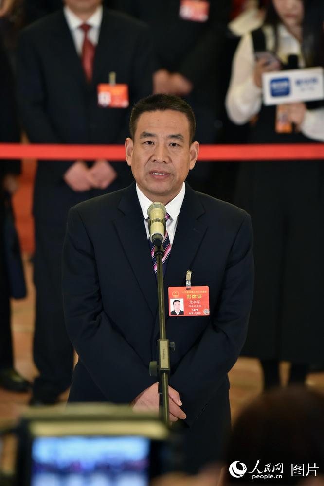 全國人大代表、河南遠(yuǎn)東生物工程公司技術(shù)部部長黨永富回答記者提問。