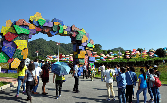 湄潭縣茶旅一體助農(nóng)增收。圖為湄潭“七彩部落”景區(qū) 瞿欣含攝_副本.jpg
