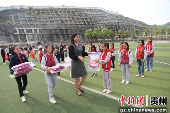 修文縣組織搬遷戶子女開展戶外拓展活動，捐贈愛心物資。