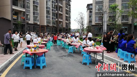 烏當(dāng)區(qū)“感黨恩聽黨話跟黨走”暨易地扶貧搬遷“共筑行動”啟動儀式長桌宴布置現(xiàn)場。