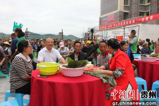 息烽縣領(lǐng)導(dǎo)群眾共度2019年端午節(jié)。