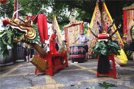 場面震撼！中國龍舟之鄉(xiāng)順德舉行起龍儀式
