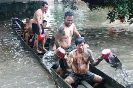 場面震撼！中國龍舟之鄉(xiāng)順德舉行起龍儀式