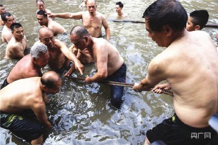 場面震撼！中國龍舟之鄉(xiāng)順德舉行起龍儀式