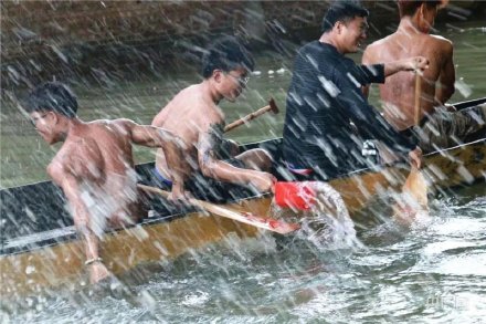 場面震撼！中國龍舟之鄉(xiāng)順德舉行起龍儀式