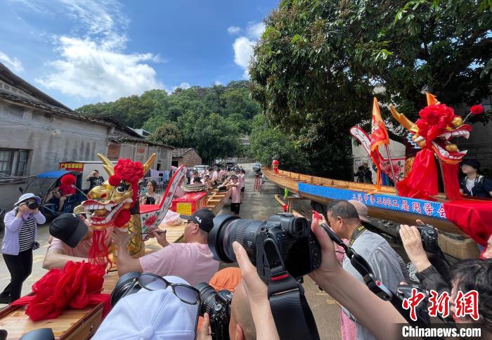 圖為5月29日，長樂江田鎮(zhèn)村民為即將入水的新龍舟安裝龍頭?！埍?攝