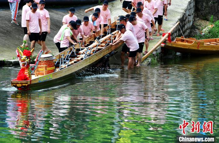 圖為5月29日，長樂江田鎮(zhèn)村民們齊力推新龍舟下水?！埍?攝