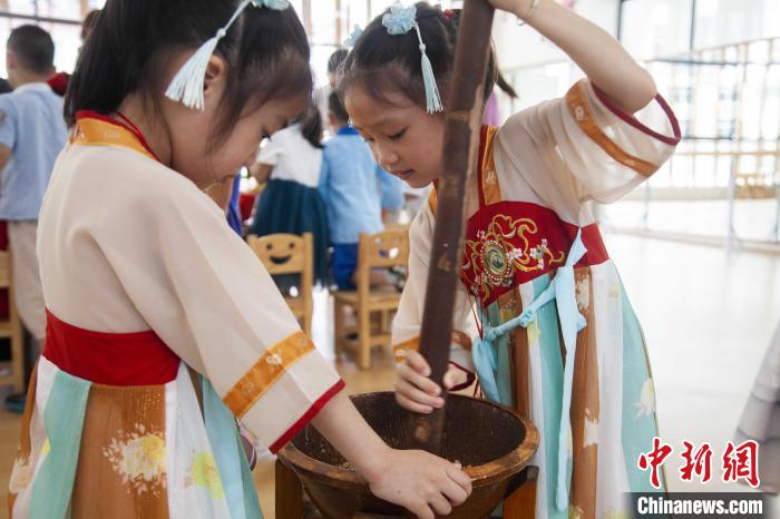 圖為小朋友們參加“將樂(lè)擂茶”制作?！《^生 攝