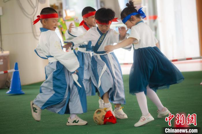 圖為小朋友們開(kāi)展蹴鞠比賽。　董觀生 攝