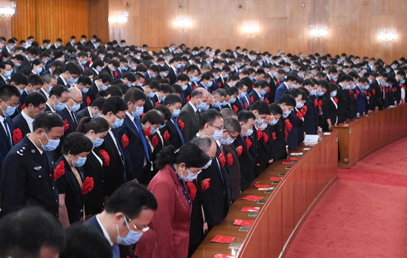 2020年9月8日上午，全國抗擊新冠肺炎疫情表彰大會在北京人民大會堂隆重舉行。這是全場肅立，向新冠肺炎疫情犧牲烈士和逝世同胞默哀。