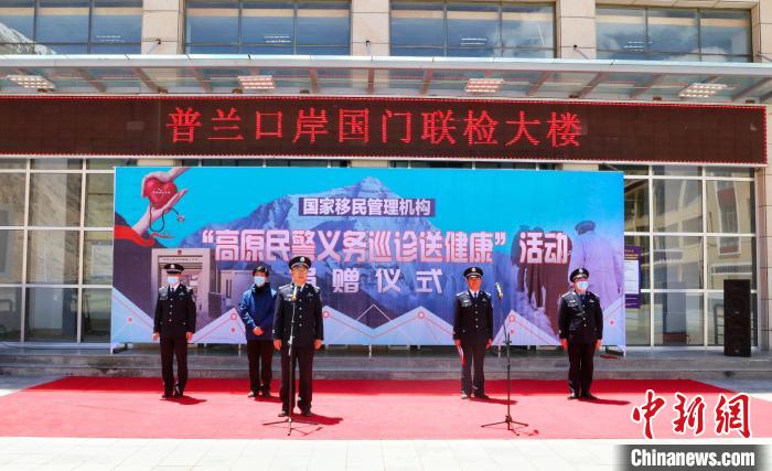 圖為捐贈儀式現(xiàn)場?！「駸?攝