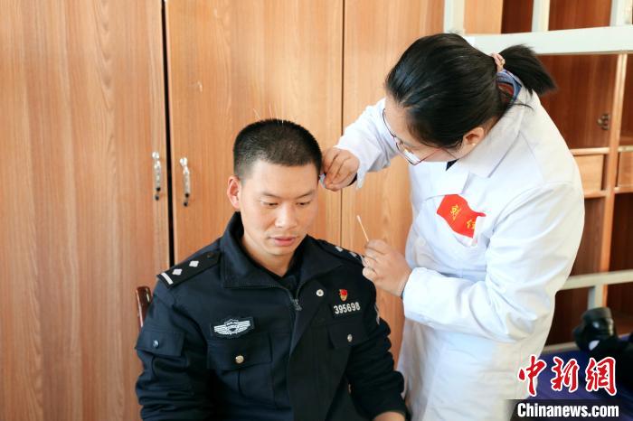 圖為專家現(xiàn)場問診?！「駸?攝
