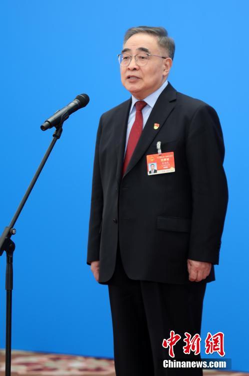 3月8日，第十三屆全國(guó)人民代表大會(huì)第四次會(huì)議舉行第二場(chǎng)“代表通道”采訪活動(dòng)。圖為全國(guó)人大代表張伯禮通過(guò)網(wǎng)絡(luò)視頻方式接受采訪。 <a target='_blank' ><p  align=