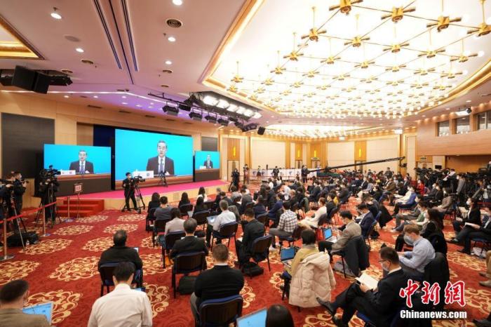 圖為記者在梅地亞中心多功能廳采訪。<a target='_blank' ><p  align=