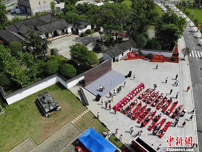 31日上午，“在這里讀懂初心使命——網絡媒體革命老區(qū)行”網絡主題采訪活動湖南站啟動儀式在長沙許光達故居舉行。<a target='_blank'  ><p  align=