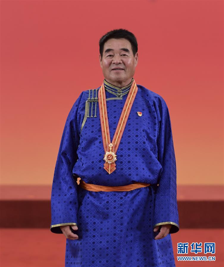 （奮斗百年路　啟航新征程·“七一勛章”獲得者·圖文互動(dòng)）（2）“草原之子”廷·巴特爾：讓草原綠起來(lái)，幫牧民富起來(lái)