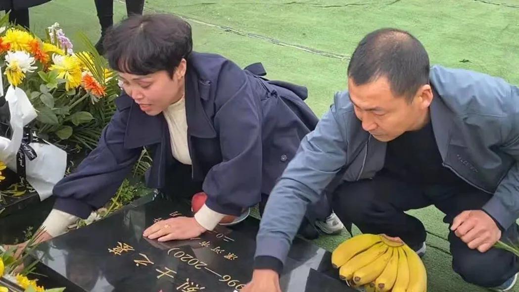 悼念戍邊烈士王焯冉：全國(guó)各地近五萬(wàn)人自發(fā)獻(xiàn)花祭英烈，奶奶仍在等孫子回家