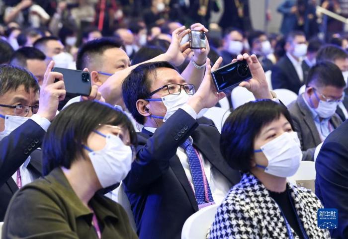11月9日，參會者在開幕式現(xiàn)場拍照。當(dāng)日，2022年世界互聯(lián)網(wǎng)大會烏鎮(zhèn)峰會在浙江烏鎮(zhèn)開幕。新華社記者 李賀 攝