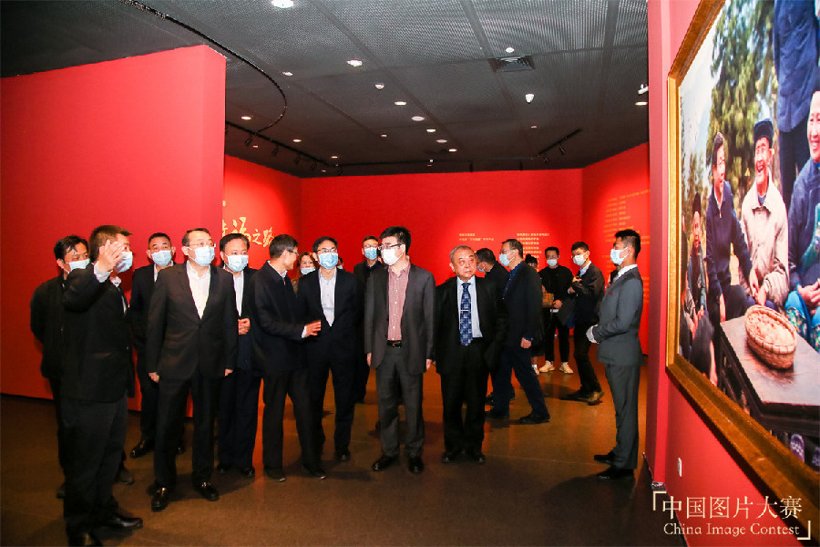 第四屆中國(guó)圖片大賽“小康中國(guó)·幸福之路”頒獎(jiǎng)典禮暨典藏作品展開幕