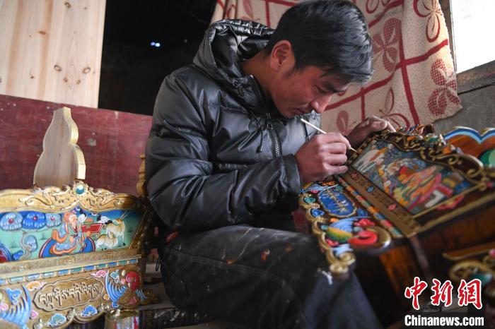 圖為拉薩手藝人制作年貨“切瑪盒”?！∝暩聛硭?攝