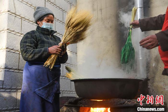 圖為拉薩手藝人制作年貨“羅薩梅朵”。　貢嘎來松 攝