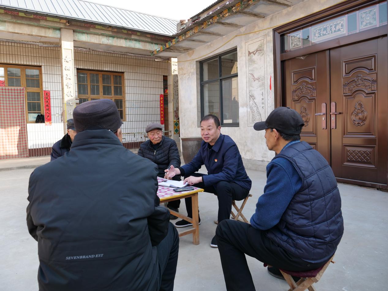 2023年全國兩會前夕，全國人大代表、廣平縣后南陽堡村黨支部書記王建廣和村民座談。（受訪者供圖）