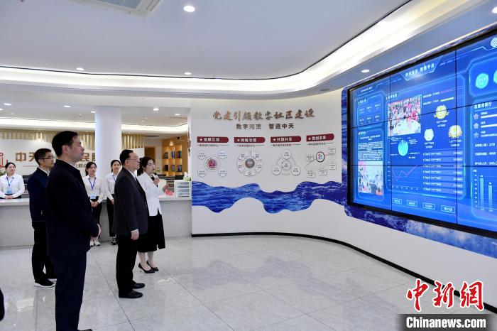 圖為與會來賓參觀福州中天社區(qū)?！蚊?攝