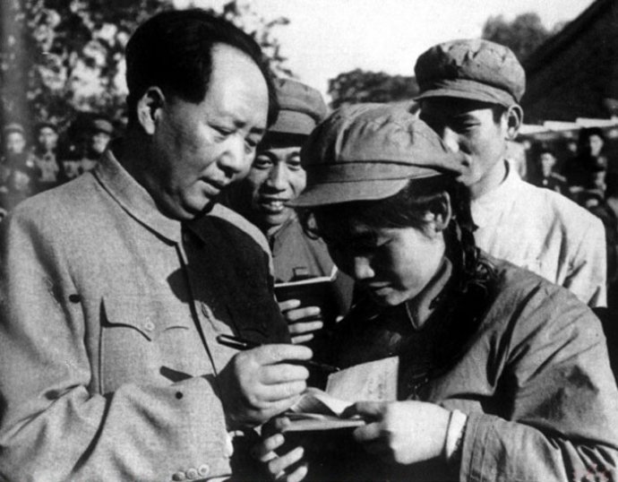 1952年，毛澤東為志愿軍歸國代表團文藝戰(zhàn)士代表謝秀民簽名留念。
