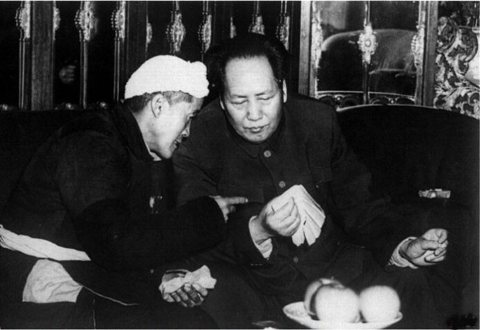 1952年，毛澤東與陜甘寧邊區(qū)勞動模范楊步浩親切交談。