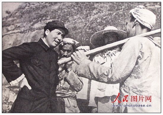 1939年，毛澤東同志在延安和楊家?guī)X農(nóng)民親切談話。