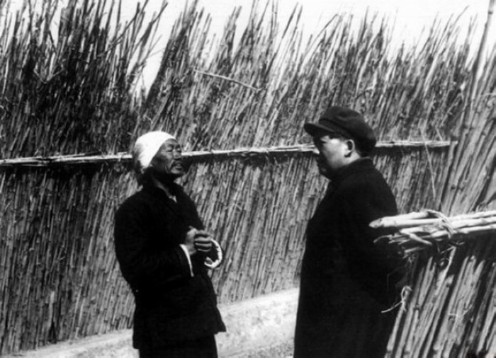 1952年，毛主席在北京近郊訪問農(nóng)民。