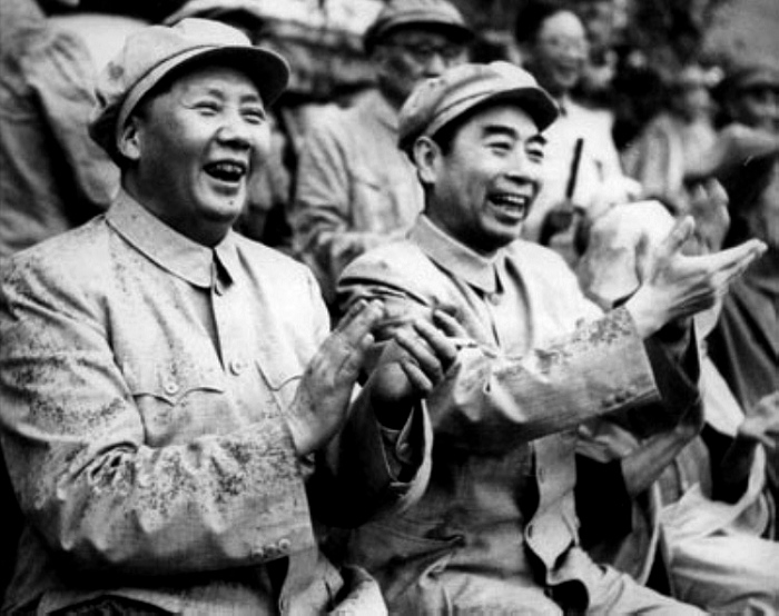 1952年，毛主席在北京與周總理冒雨觀看解放軍體育比賽。