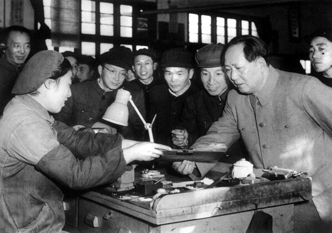 1956年，毛澤東視察南京無線電廠。