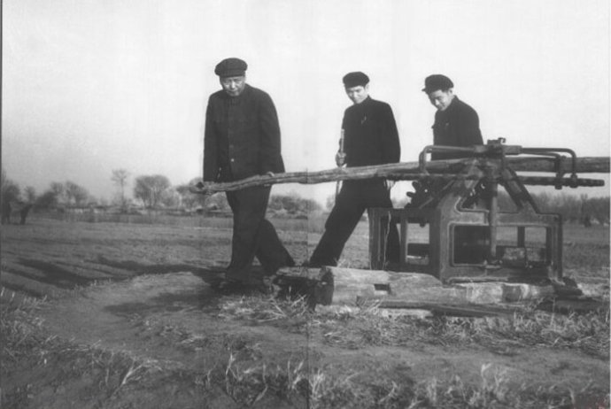 1954年，毛澤東在順義縣農(nóng)村視察。