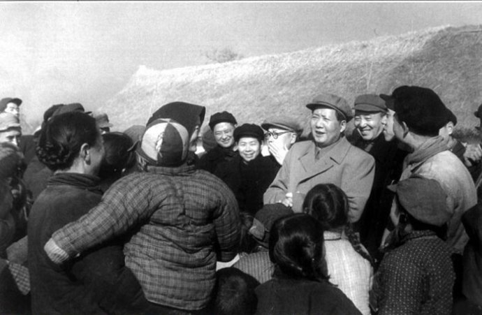 1955年，毛澤東在南京郊區(qū)饒辰鄉(xiāng)十月農(nóng)業(yè)合作社和群眾交談。