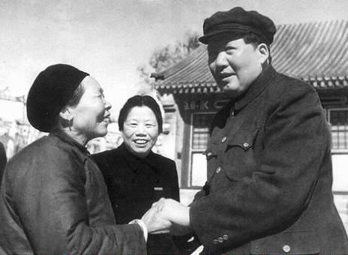 1954年，毛澤東接見抗美援朝英雄黃繼光的母親鄧芳芝。