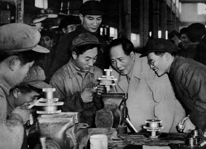 1956年，毛主席在天津視察工廠。